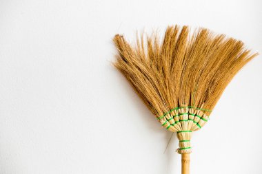 duvara eski süpürge