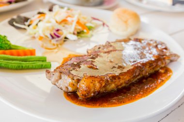 ızgara biftek, ekmek ve sebze salatası