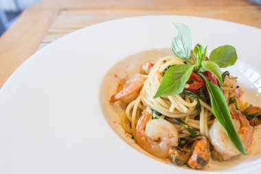 Beyaz tabak acılı spagetti deniz ürünleri