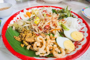 Yeşil papaya salatası tepsisi