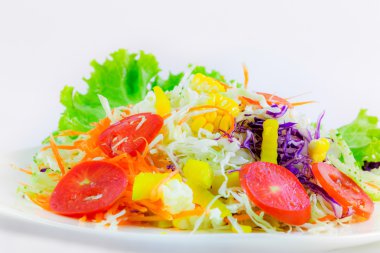 Sebze salatası beyaz arkaplanda izole.