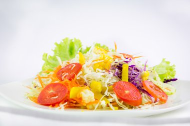 Sebze salatası beyaz arkaplanda izole.