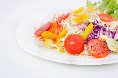 Sebze salatası beyaz arkaplanda izole.