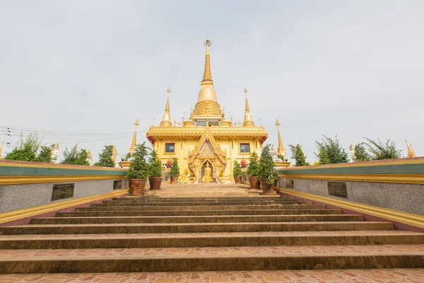 Il bellissimo grande tempio d'oro nella provincia di Nakhonsawan centro o — Foto Stock