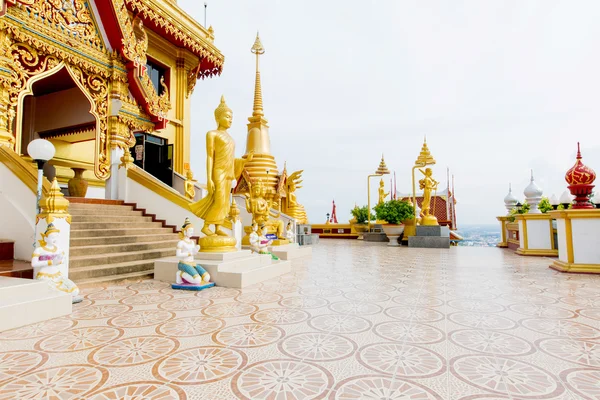Il bellissimo grande tempio d'oro nella provincia di Nakhonsawan centro o — Foto Stock
