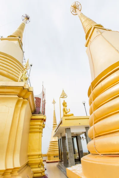 Il bellissimo grande tempio d'oro nella provincia di Nakhonsawan centro o — Foto Stock