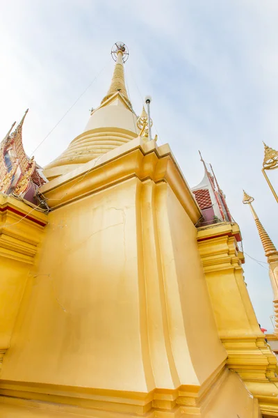 Il bellissimo grande tempio d'oro nella provincia di Nakhonsawan centro o — Foto Stock