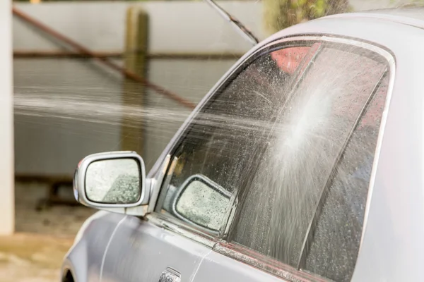 Autowäsche mit Schaum und Hochdruckwasser reinigen — Stockfoto