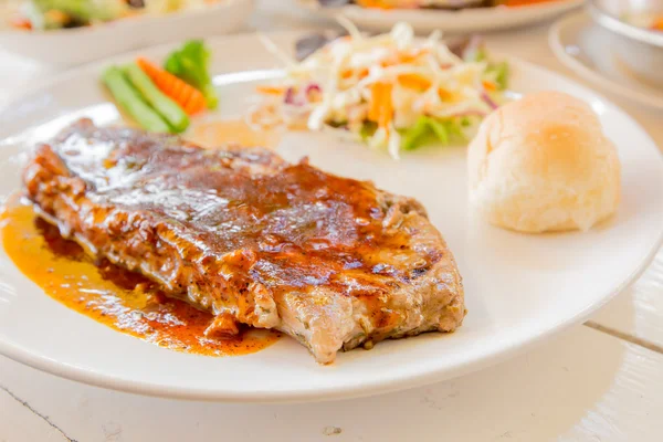 ızgara biftek, ekmek ve sebze salatası