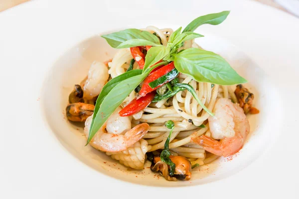 Spaghetti piccanti di mare in piatto bianco — Foto Stock