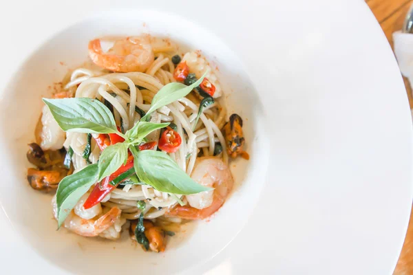 Пряные спагетти с морепродуктами в белом блюде — стоковое фото
