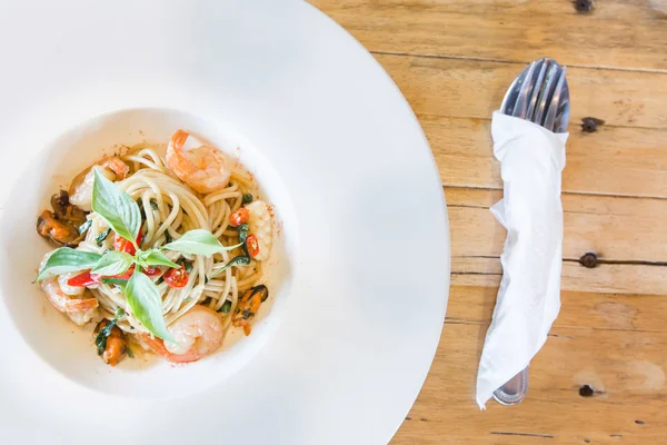 Spaghetti épicé fruits de mer dans un plat blanc — Photo