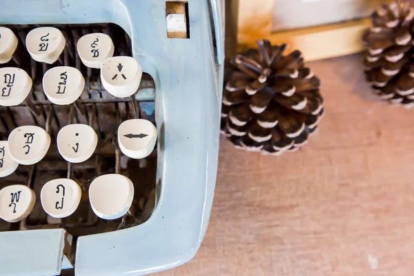 Vecchie chiavi manuali della macchina da scrivere in lingua thailandese . — Foto Stock