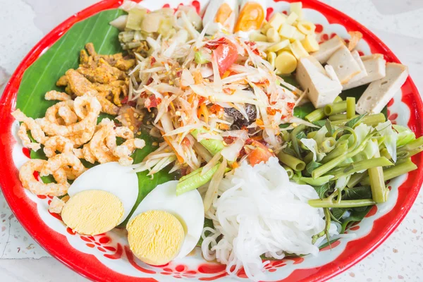 Salada de mamão verde na bandeja — Fotografia de Stock