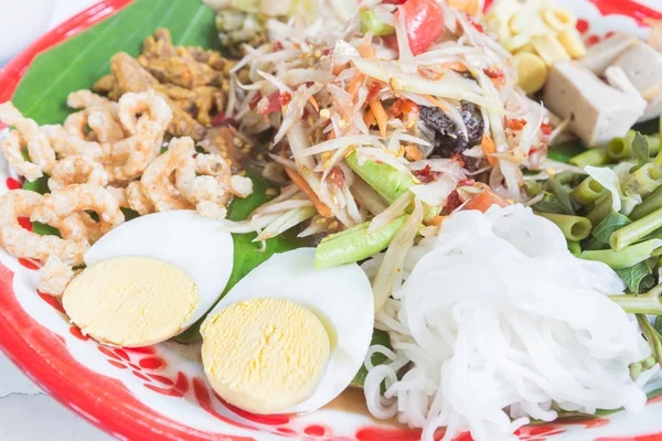 Grøn papaya salat i bakke - Stock-foto