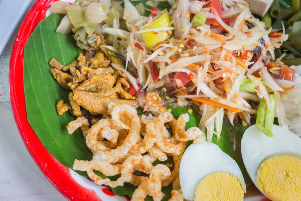 Green papaya salad in tray — Stock Photo, Image