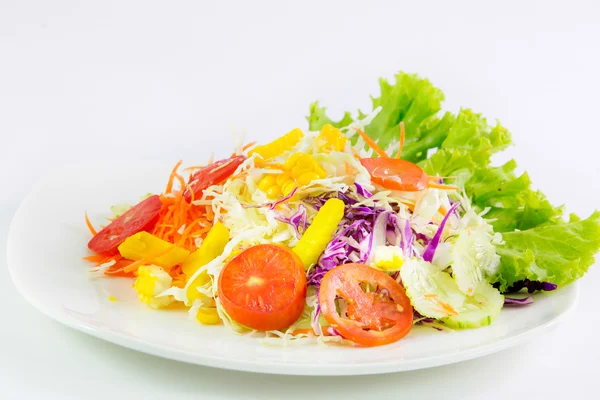 Salada de legumes isolada sobre fundo branco — Fotografia de Stock