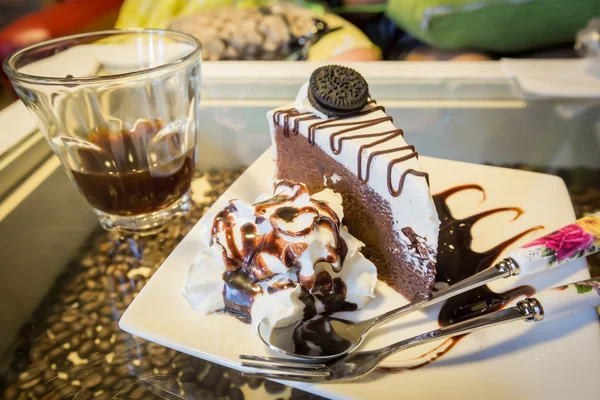 Chocoladetaart segment met zwarte koffie — Stockfoto