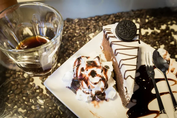 Chocolate cake slice with black coffee — Stock Photo, Image