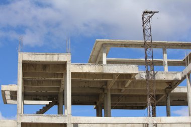 Bina yapıları ve mavi gökyüzü