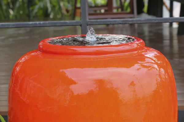 Fontaine rouge dans la cour avant — Photo