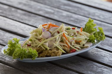 çıtır catfish yeşil mango ve sebze salatası