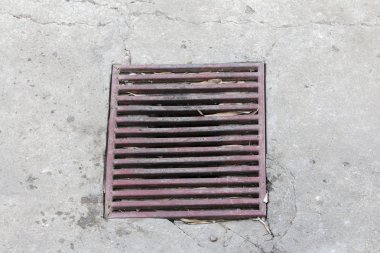 Kanalizasyon kapağı kazara önlemek için alınan kapalı.