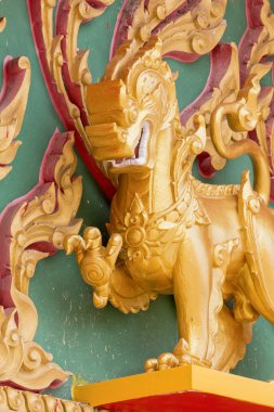 Tapınakta altın Singha 