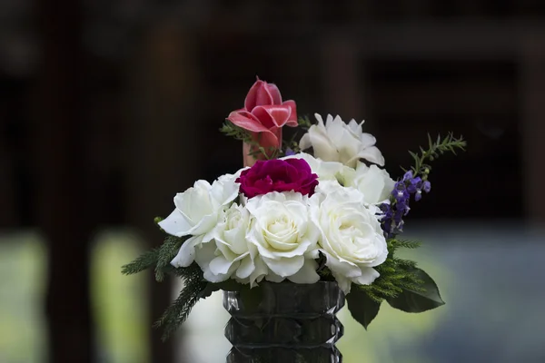 花瓶、瓶やガラスのバラの花 — ストック写真