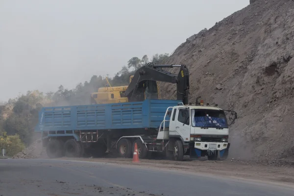挖掘机装载自卸车卡车翻车机在施工现场 — 图库照片