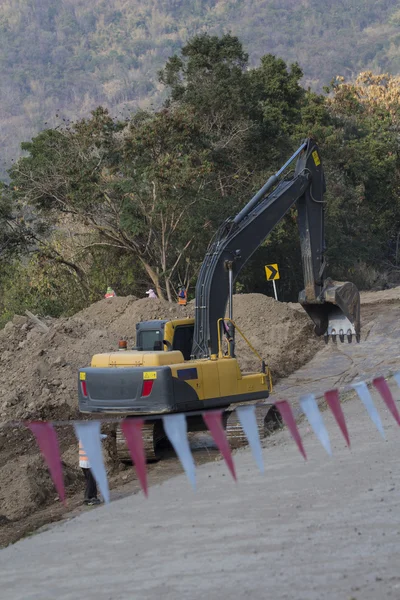 De aanleg van de wegen in de bergen Khao kho phetchaboon — Stockfoto