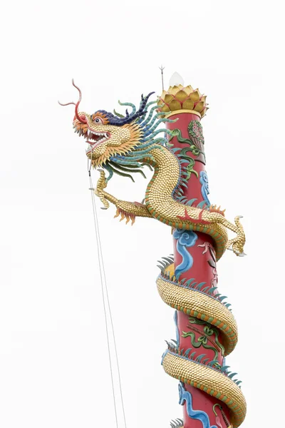 Golden dragon staty på pole i kinesisk stil — Stockfoto