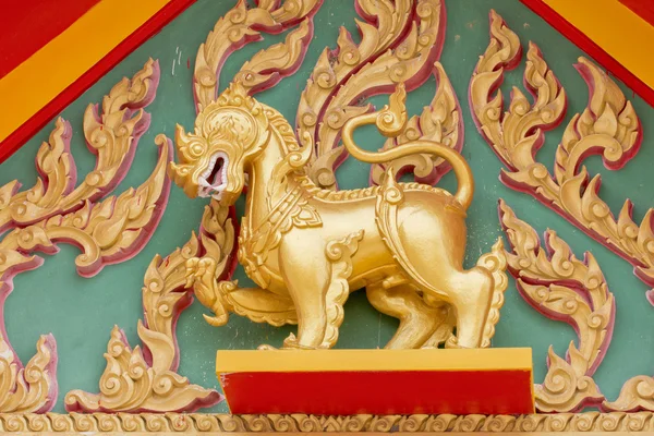 Tapınakta altın Singha — Stok fotoğraf