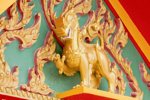 Tapınakta altın Singha — Stok fotoğraf