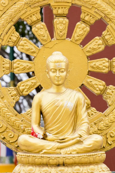 Buddha statue and rowel — Stock Photo, Image