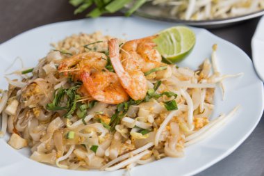 Pad Tay Goong Sod (kızarmış pirinç sopa karides ile). Tay tarzında 