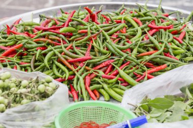 İçinde belgili tanımlık çarşı Uthaithani Tayland renkli Tay Chili