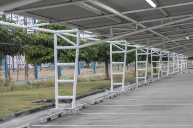 Boş bir park alanında