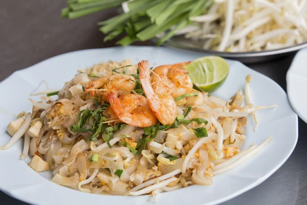 Pad Thai Goong Sod (gebratene Reisstäbchen mit Garnelen). thailändischer Stil — Stockfoto