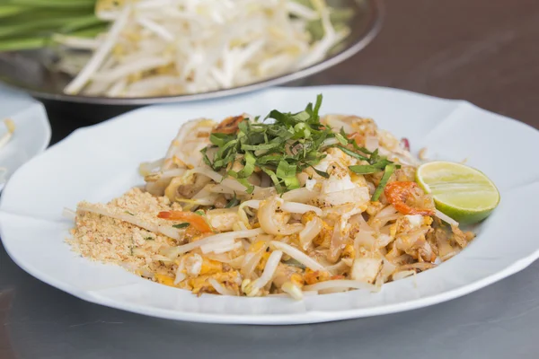 Pad Thai Goong Sod (Fried Rice Sticks with Shrimp) . Thai style — Stock Photo, Image