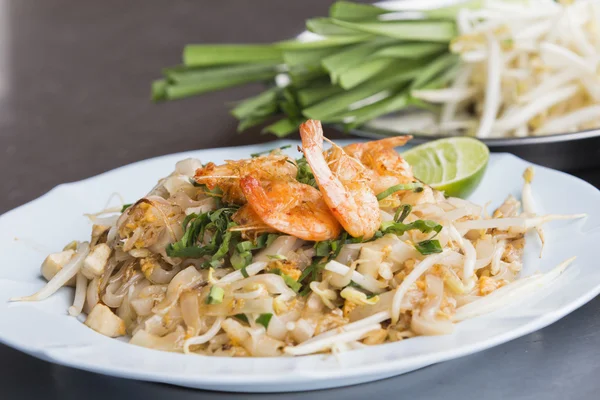 Pad Thai Goong Sod (Fried Rice Sticks with Shrimp) . Thai style — Stock Photo, Image