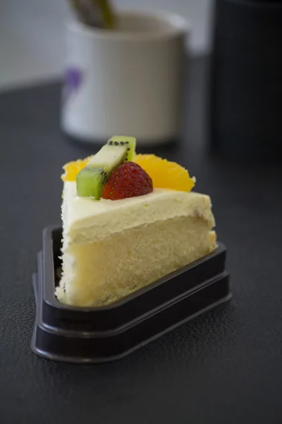 Gâteau aux fruits dans le café — Photo