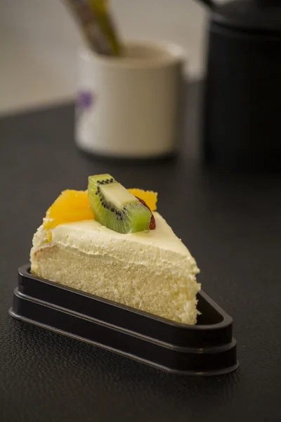 De cake van het fruit in koffie winkel — Stockfoto