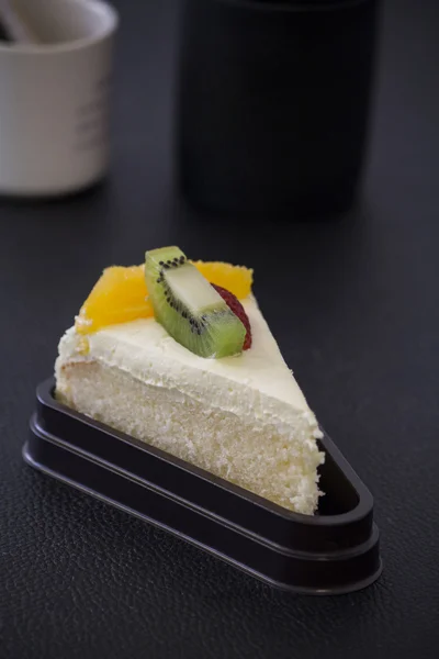 Gâteau aux fruits dans le café — Photo