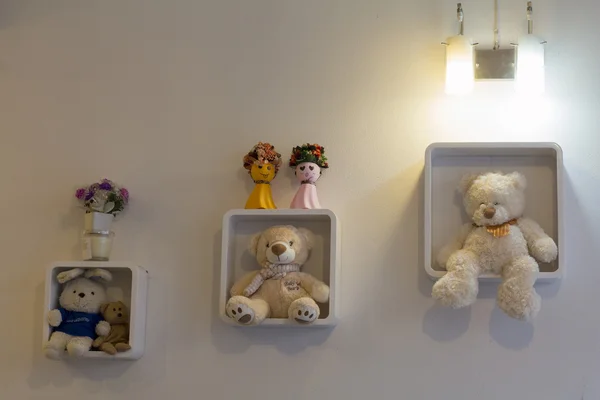 şirin oyuncak ayılar duvarda oturan bir grup