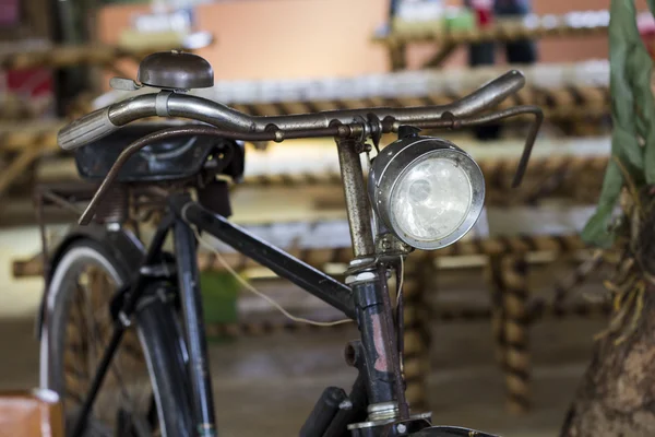 Gamla rostiga vintage cykel — Stockfoto