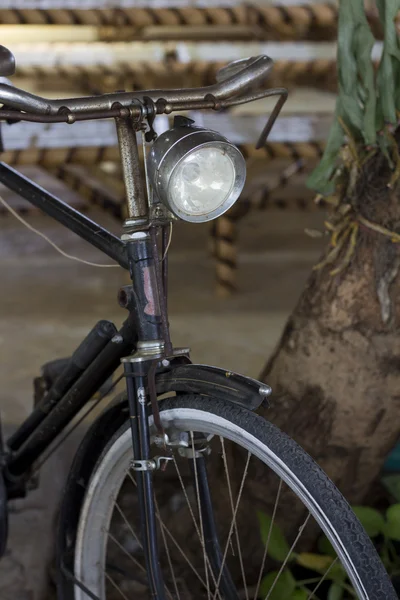 Ржавый винтажный велосипед — стоковое фото