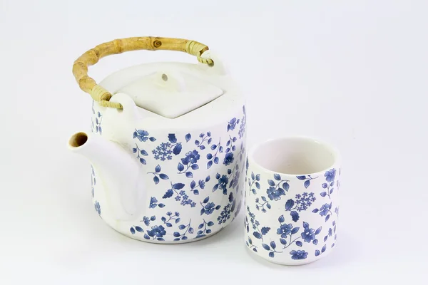 Xícara de chá com bule no fundo branco — Fotografia de Stock
