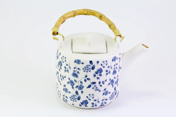 Класичний чайник на білому тлі — стокове фото