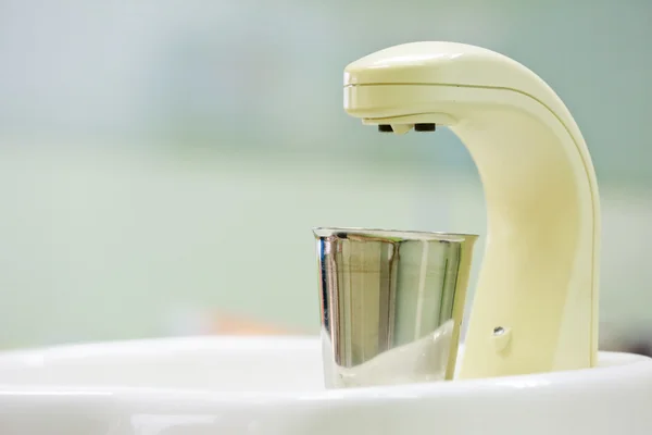 Zinken op een tandheelkundige eenheid in tandheelkundige kantoor, fauce — Stockfoto